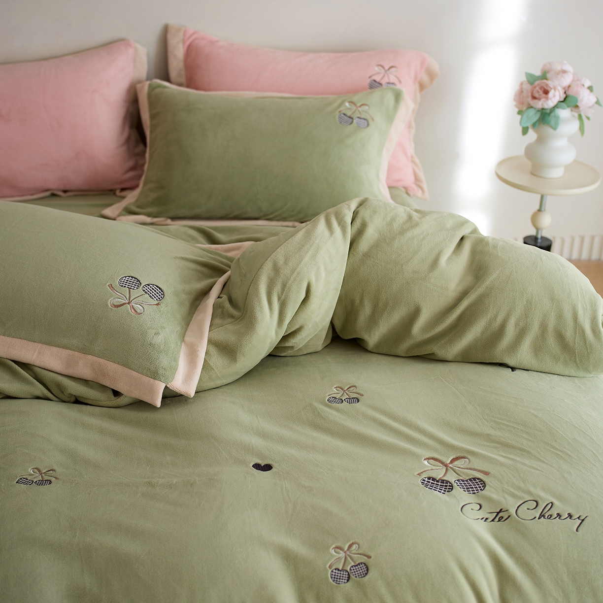 91家纺网 家纺一手货源 找家纺 卡初家居（原微来） 2025新款秋冬全消光A类母婴标准亲肤牛奶绒绣花四件套 暖居-新芽绿