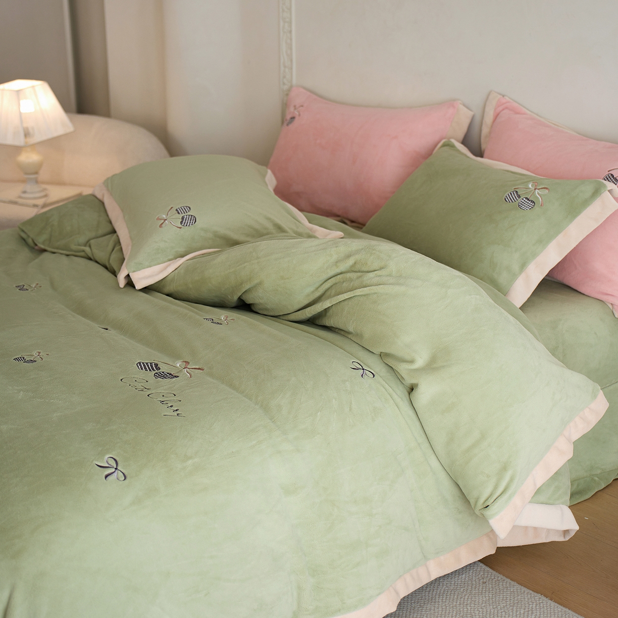 91家纺网 家纺一手货源 找家纺 卡初家居（原微来） 2025新款秋冬全消光A类母婴标准亲肤牛奶绒绣花四件套 暖居-新芽绿