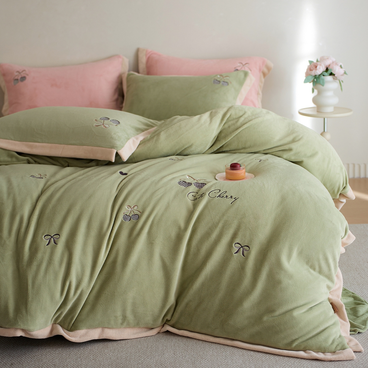 91家纺网 家纺一手货源 找家纺 卡初家居（原微来） 2025新款秋冬全消光A类母婴标准亲肤牛奶绒绣花四件套 暖居-新芽绿