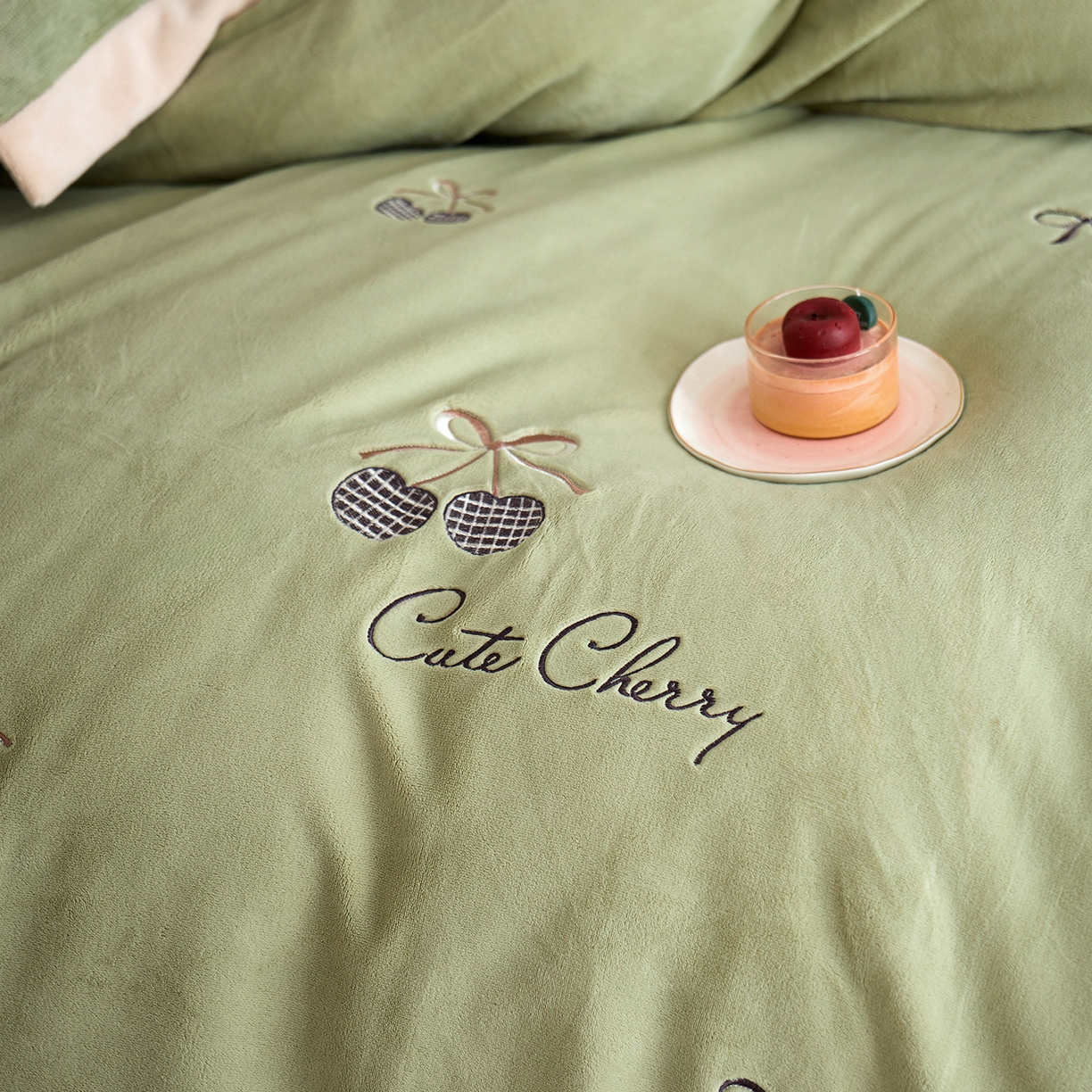 91家纺网 家纺一手货源 找家纺 卡初家居（原微来） 2025新款秋冬全消光A类母婴标准亲肤牛奶绒绣花四件套 暖居-新芽绿