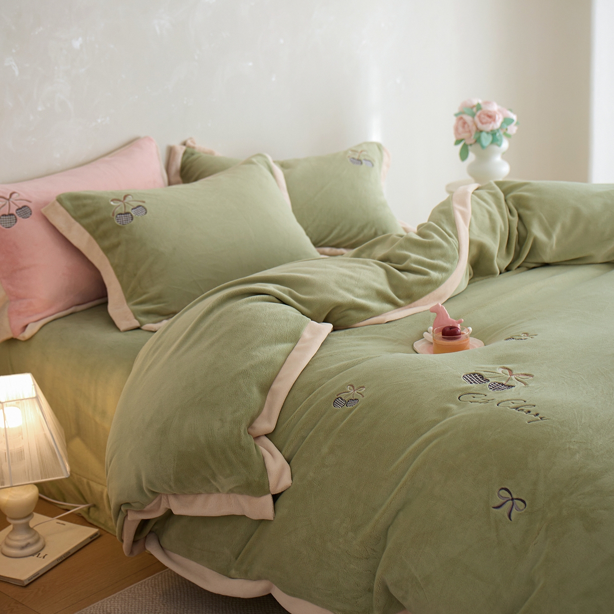 91家纺网 家纺一手货源 找家纺 卡初家居（原微来） 2025新款秋冬全消光A类母婴标准亲肤牛奶绒绣花四件套 暖居-新芽绿