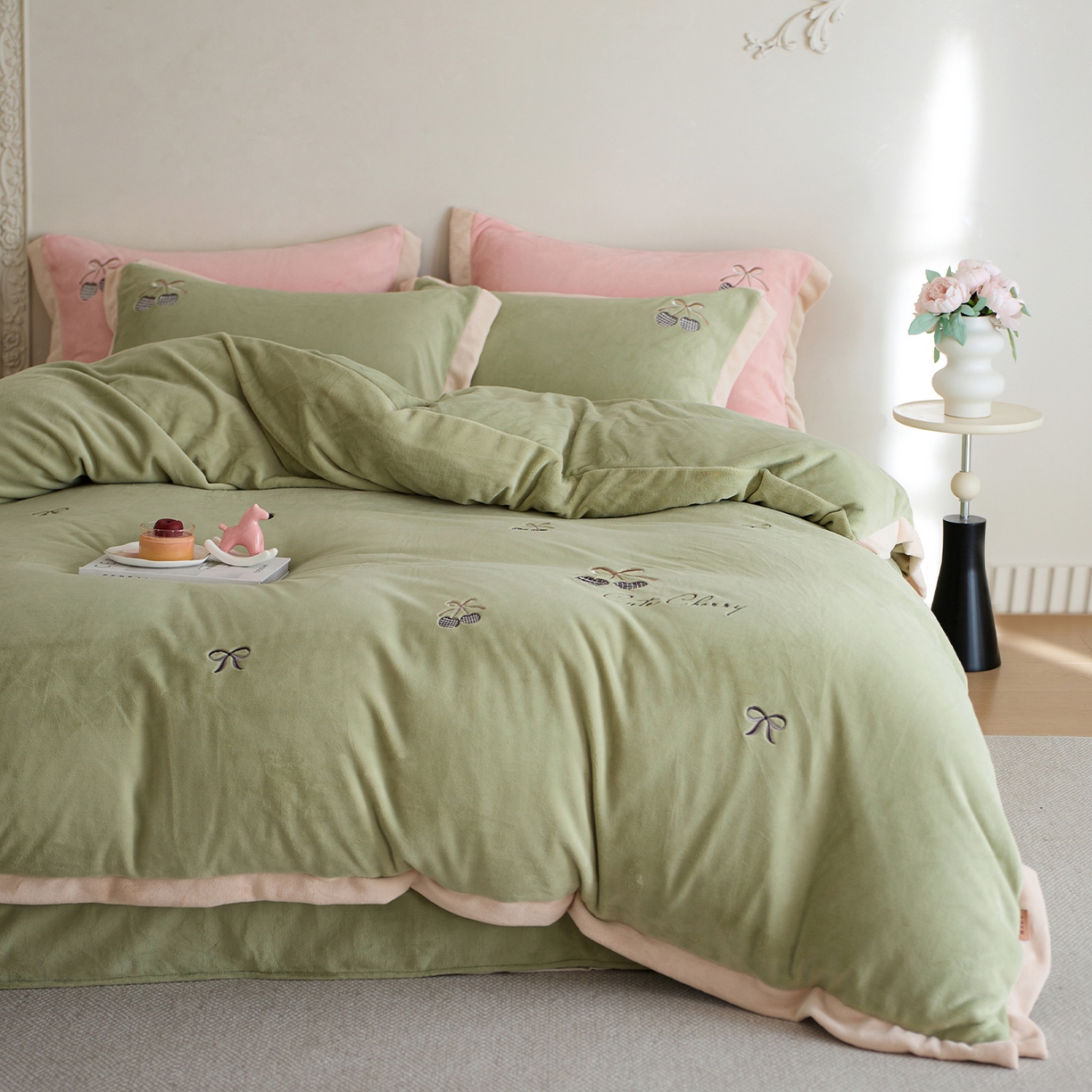 91家纺网 家纺一手货源 找家纺 卡初家居（原微来） 2025新款秋冬全消光A类母婴标准亲肤牛奶绒绣花四件套 暖居-新芽绿