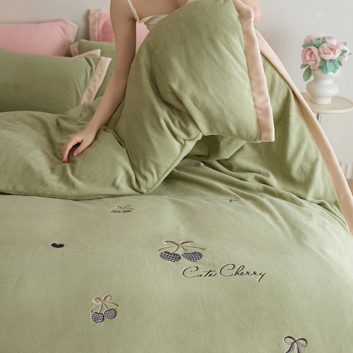 91家纺网 家纺一手货源 找家纺 卡初家居（原微来） 2025新款秋冬全消光A类母婴标准亲肤牛奶绒绣花四件套 暖居-新芽绿