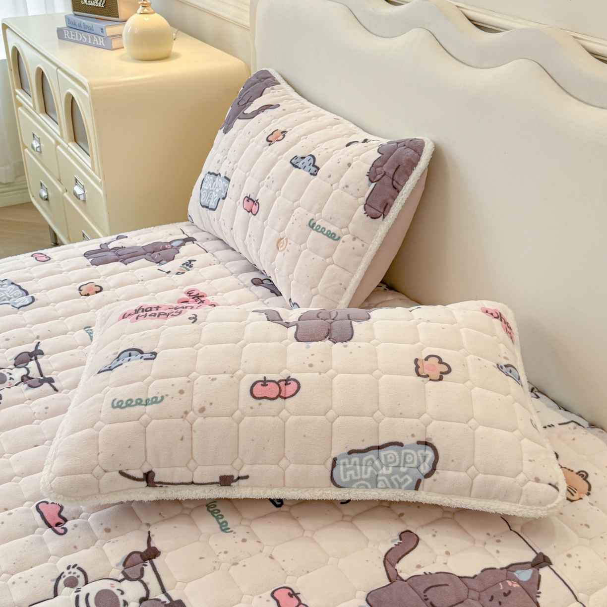 91家纺网 家纺一手货源 找家纺 LIFE.丽芙 2025秋冬新款A类牛奶绒加厚夹棉床笠+被套组合四件套 萌喵酷狗