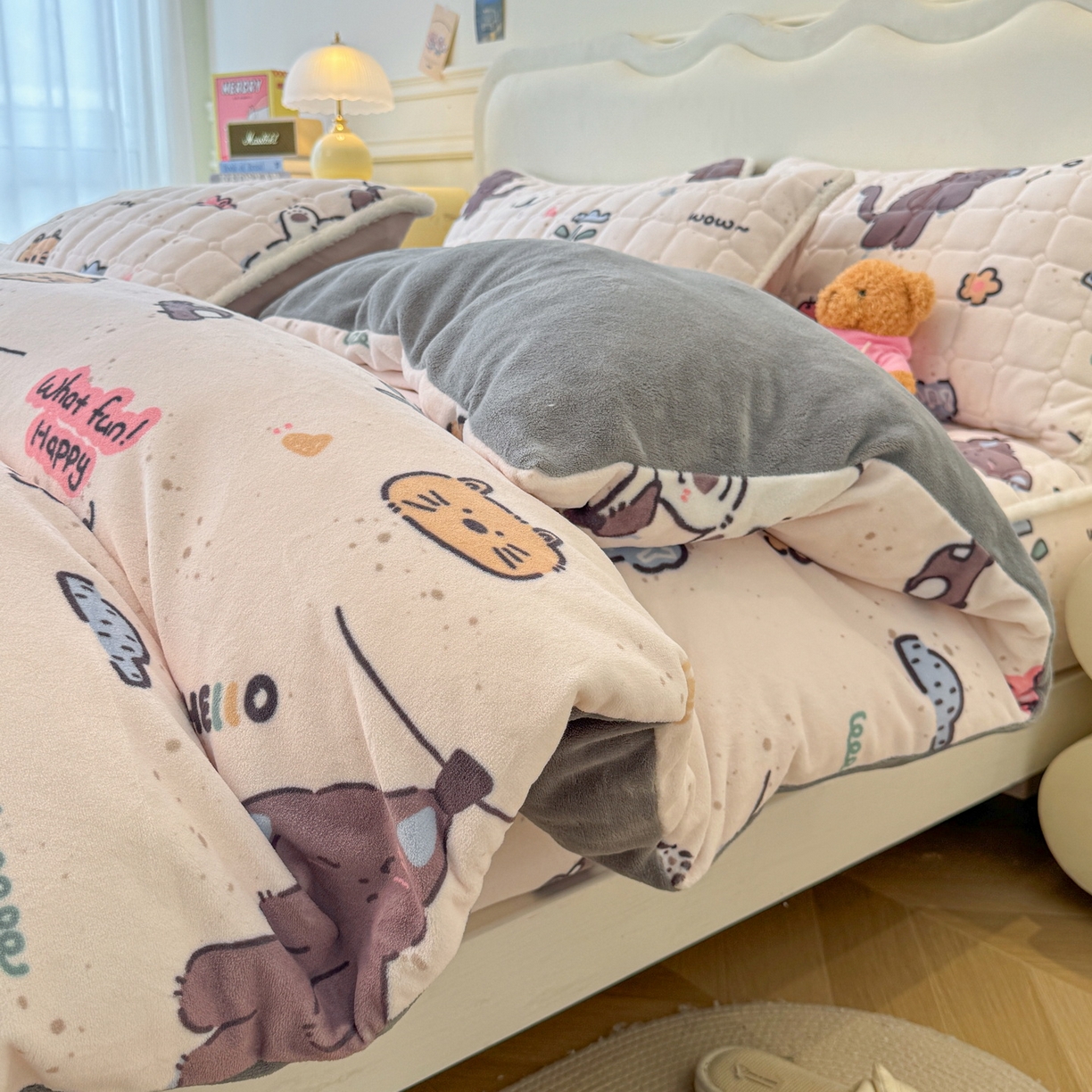 91家纺网 家纺一手货源 找家纺 LIFE.丽芙 2025秋冬新款A类牛奶绒加厚夹棉床笠+被套组合四件套 萌喵酷狗