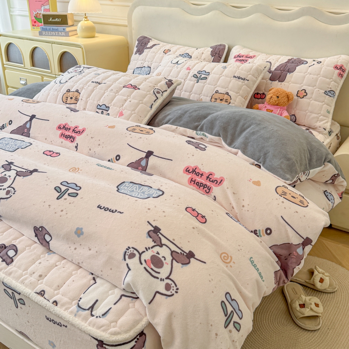 91家纺网 家纺一手货源 找家纺 LIFE.丽芙 2025秋冬新款A类牛奶绒加厚夹棉床笠+被套组合四件套 萌喵酷狗