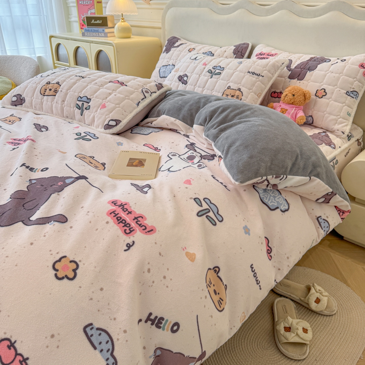 91家纺网 家纺一手货源 找家纺 LIFE.丽芙 2025秋冬新款A类牛奶绒加厚夹棉床笠+被套组合四件套 萌喵酷狗