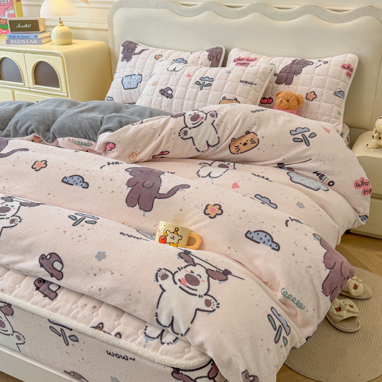 91家纺网 家纺一手货源 找家纺 LIFE.丽芙 2025秋冬新款A类牛奶绒加厚夹棉床笠+被套组合四件套 萌喵酷狗