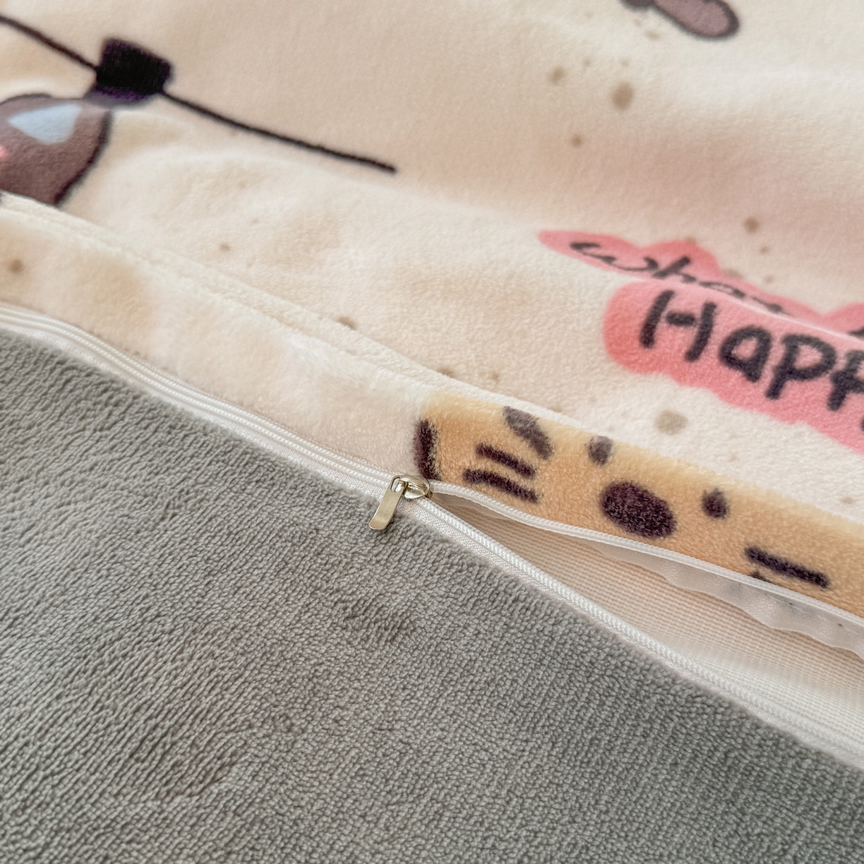 91家纺网 家纺一手货源 找家纺 LIFE.丽芙 2025秋冬新款A类牛奶绒加厚夹棉床笠+被套组合四件套 萌喵酷狗