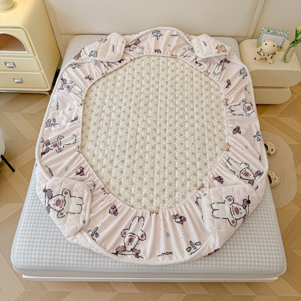 91家纺网 家纺一手货源 找家纺 LIFE.丽芙 2025秋冬新款A类牛奶绒加厚夹棉床笠+被套组合四件套 萌喵酷狗