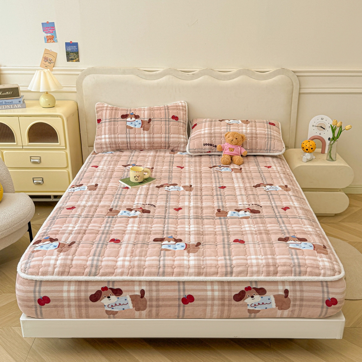 91家纺网 家纺一手货源 找家纺 LIFE.丽芙 2025秋冬新款A类牛奶绒加厚夹棉床笠+被套组合四件套 皮皮狗