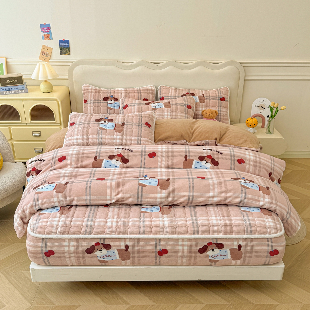 91家纺网 家纺一手货源 找家纺 LIFE.丽芙 2025秋冬新款A类牛奶绒加厚夹棉床笠+被套组合四件套 皮皮狗