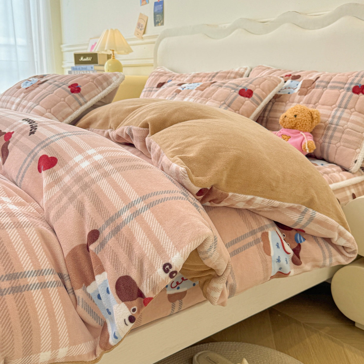 91家纺网 家纺一手货源 找家纺 LIFE.丽芙 2025秋冬新款A类牛奶绒加厚夹棉床笠+被套组合四件套 皮皮狗