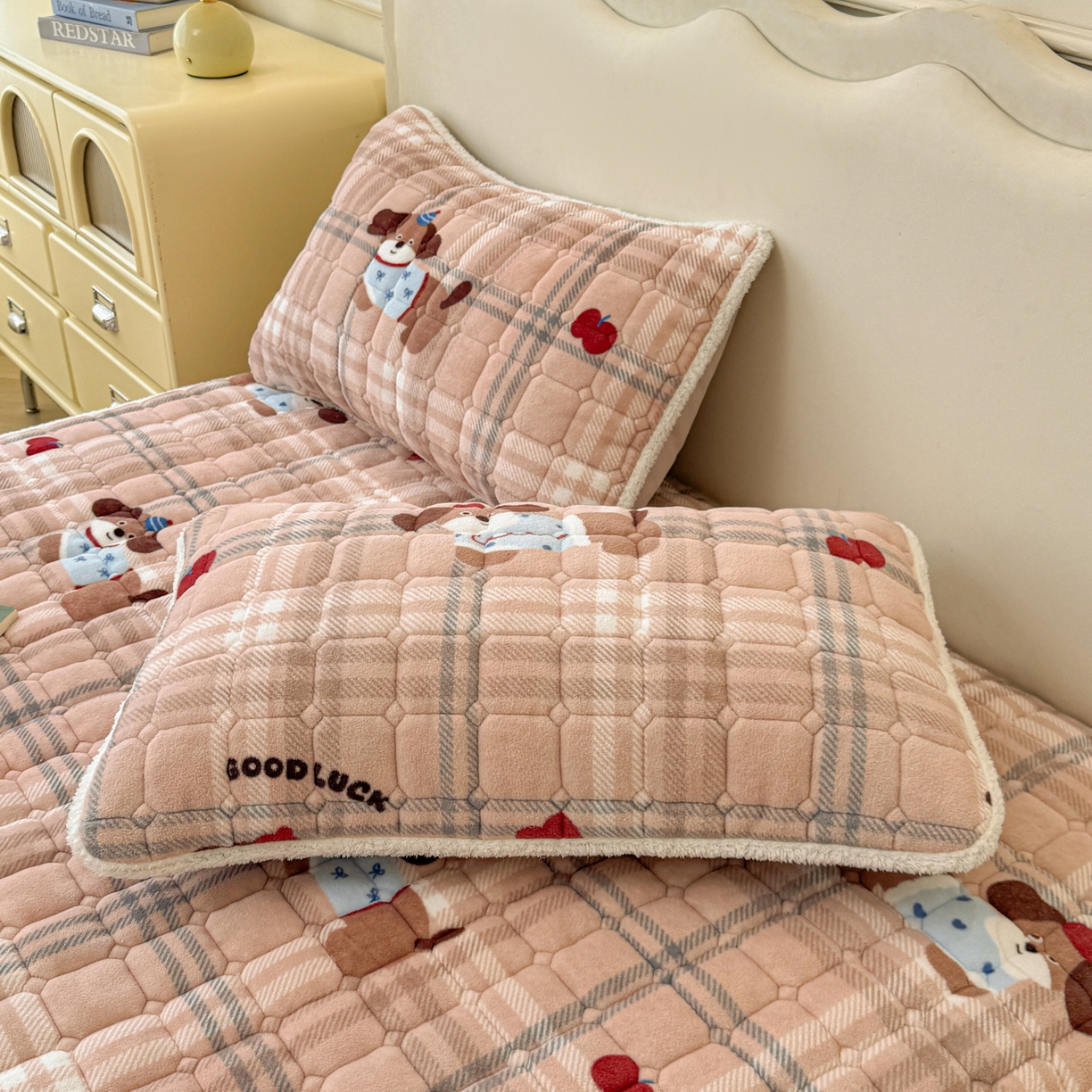 91家纺网 家纺一手货源 找家纺 LIFE.丽芙 2025秋冬新款A类牛奶绒加厚夹棉床笠+被套组合四件套 皮皮狗