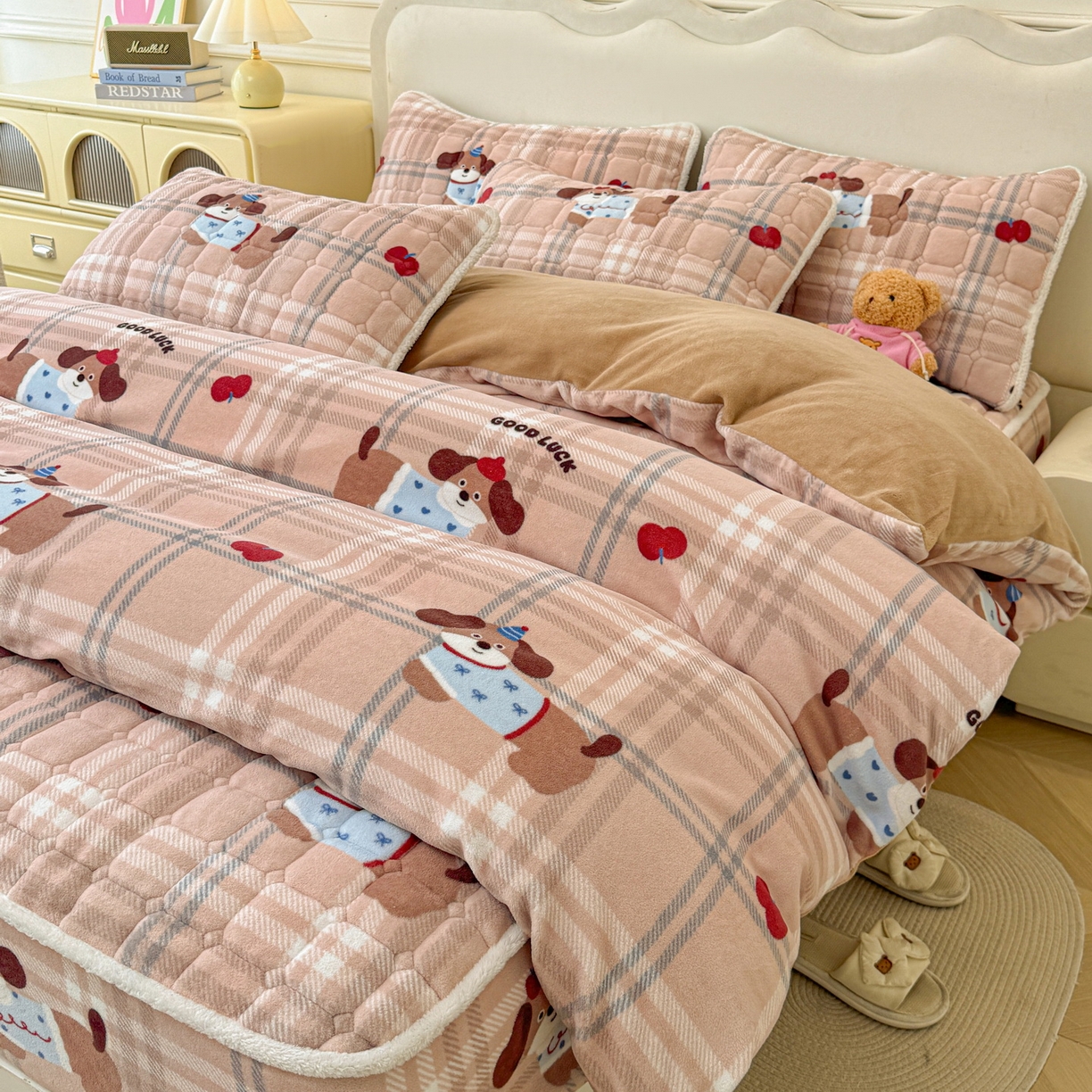 91家纺网 家纺一手货源 找家纺 LIFE.丽芙 2025秋冬新款A类牛奶绒加厚夹棉床笠+被套组合四件套 皮皮狗