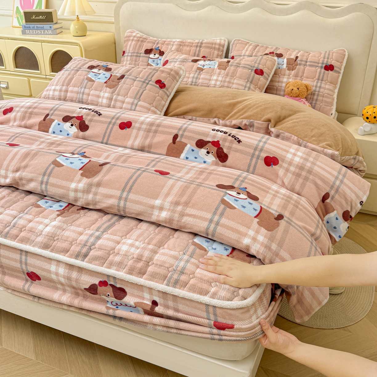 91家纺网 家纺一手货源 找家纺 LIFE.丽芙 2025秋冬新款A类牛奶绒加厚夹棉床笠+被套组合四件套 皮皮狗