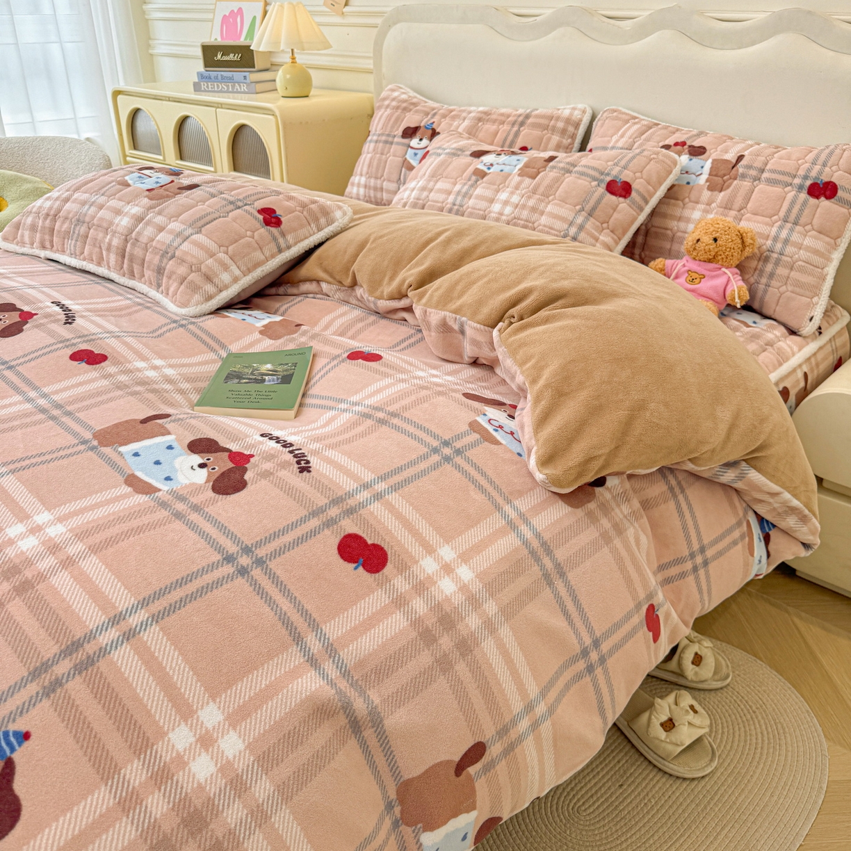 91家纺网 家纺一手货源 找家纺 LIFE.丽芙 2025秋冬新款A类牛奶绒加厚夹棉床笠+被套组合四件套 皮皮狗