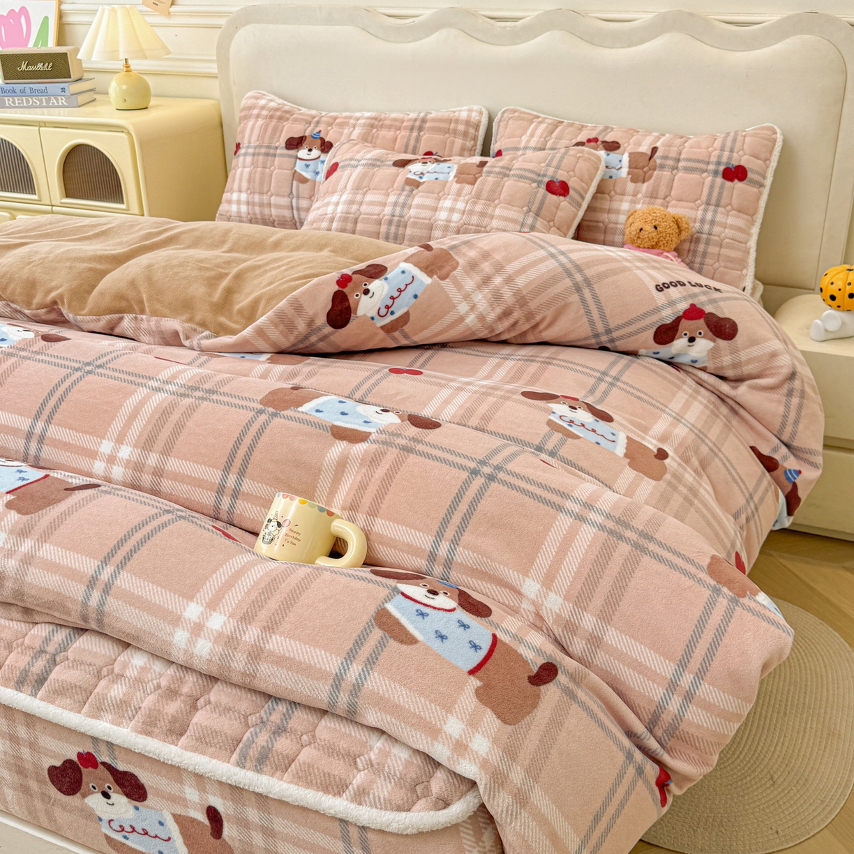 91家纺网 家纺一手货源 找家纺 LIFE.丽芙 2025秋冬新款A类牛奶绒加厚夹棉床笠+被套组合四件套 皮皮狗