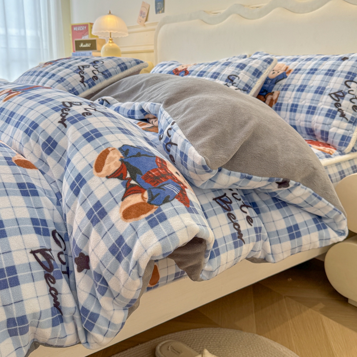 91家纺网 家纺一手货源 找家纺 LIFE.丽芙 2025秋冬新款A类牛奶绒加厚夹棉床笠+被套组合四件套 冬日小熊