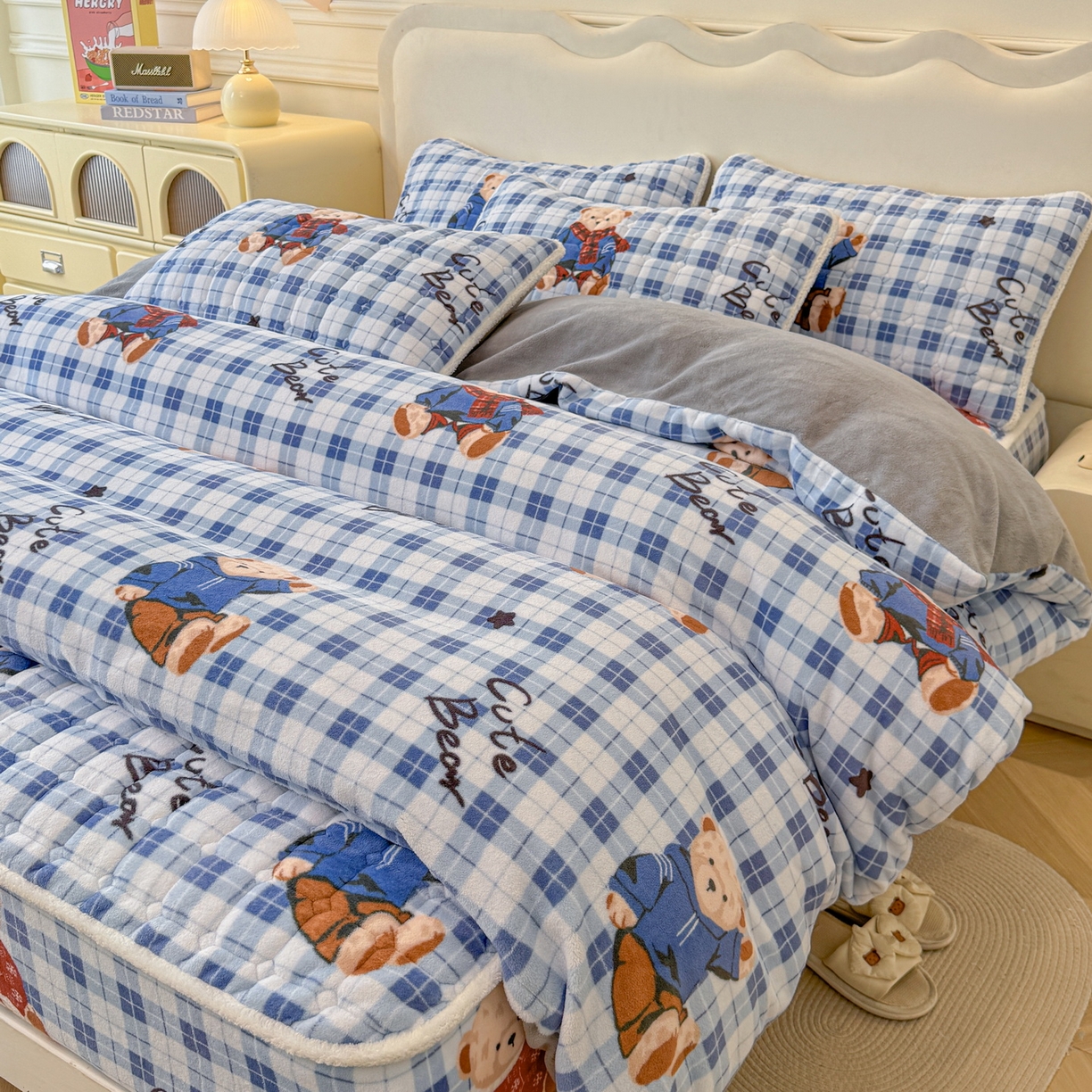 91家纺网 家纺一手货源 找家纺 LIFE.丽芙 2025秋冬新款A类牛奶绒加厚夹棉床笠+被套组合四件套 冬日小熊