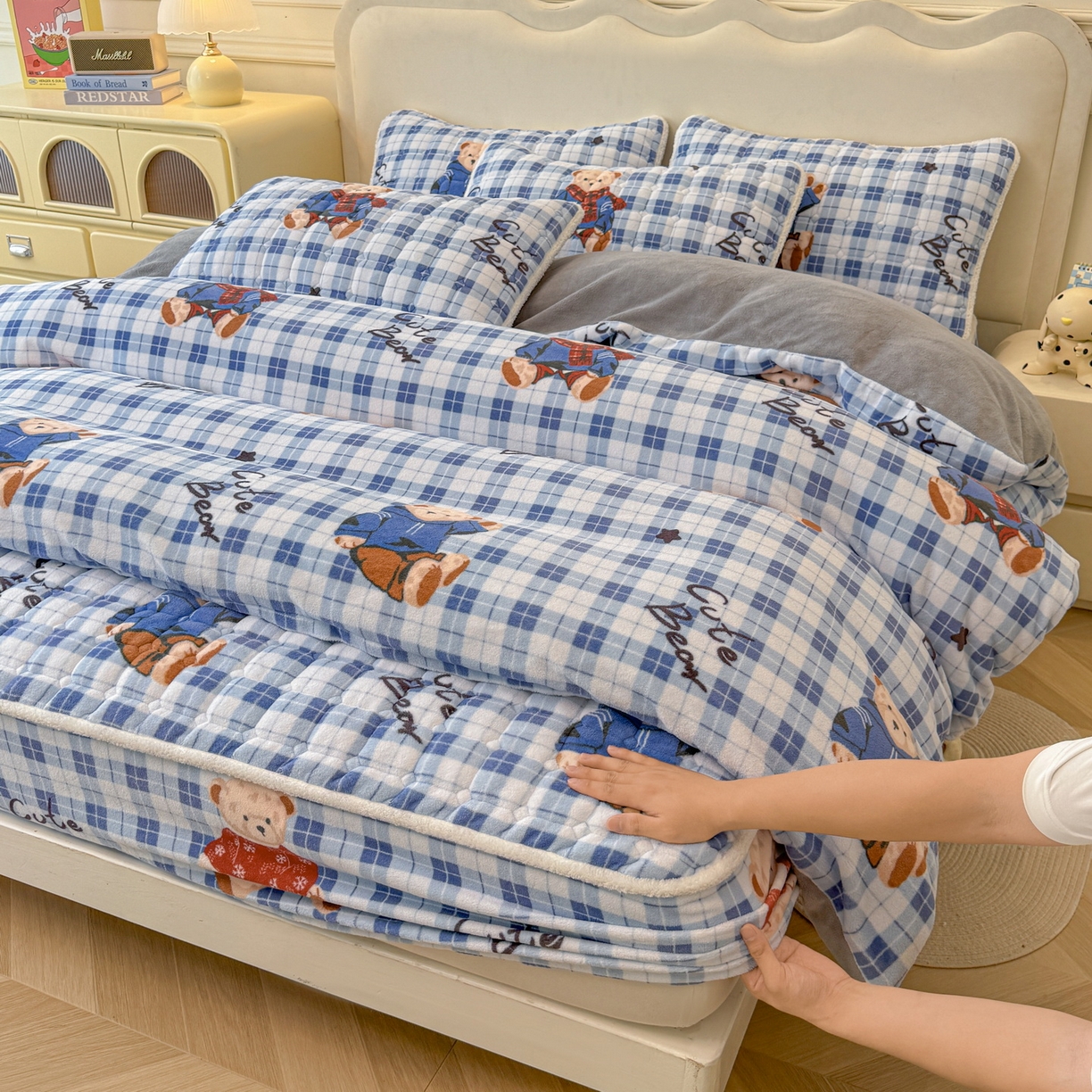 91家纺网 家纺一手货源 找家纺 LIFE.丽芙 2025秋冬新款A类牛奶绒加厚夹棉床笠+被套组合四件套 冬日小熊