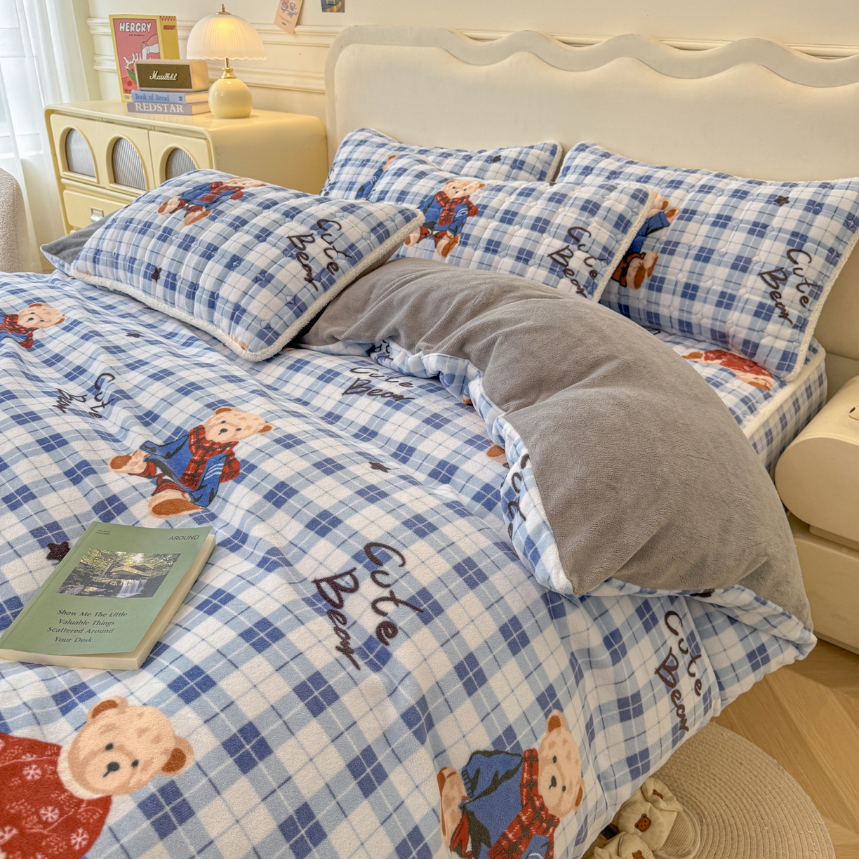 91家纺网 家纺一手货源 找家纺 LIFE.丽芙 2025秋冬新款A类牛奶绒加厚夹棉床笠+被套组合四件套 冬日小熊