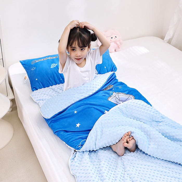 91家纺网 家纺一手货源 找家纺 八零年代 2025新款秋冬加厚豆豆绒儿童一体睡袋宝宝绒防踢被 机甲战士