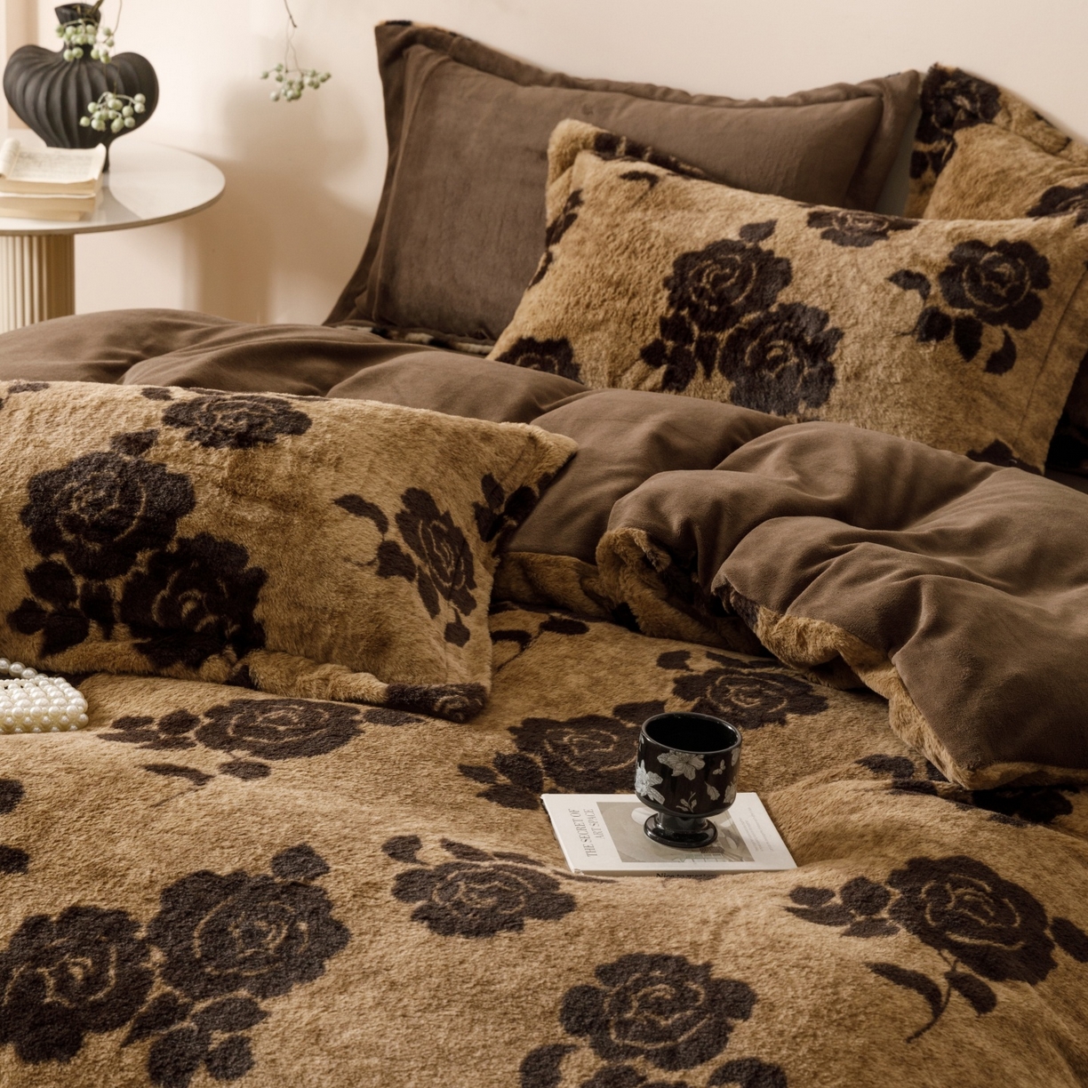 91家纺网 家纺一手货源 找家纺 艾莱家纺 2025新款A类美拉德系兔绒超柔保暖四件套 盛放-咖