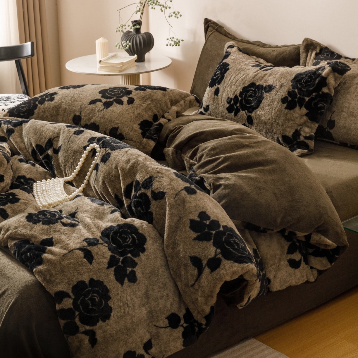 91家纺网 家纺一手货源 找家纺 艾莱家纺 2025新款A类美拉德系兔绒超柔保暖四件套 盛放-灰