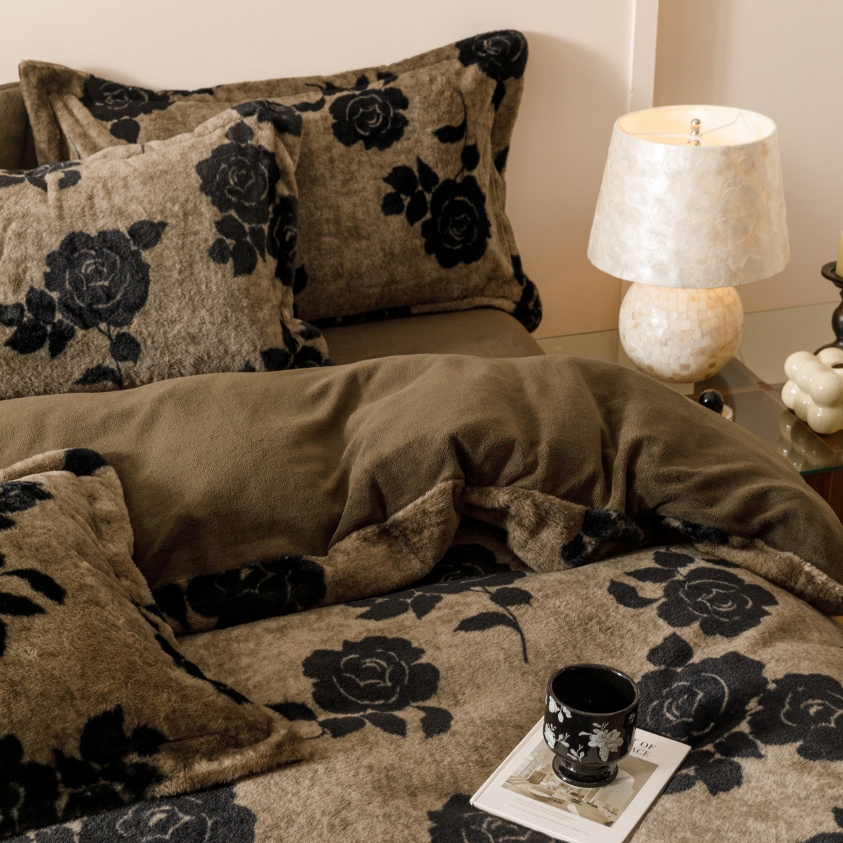 91家纺网 家纺一手货源 找家纺 艾莱家纺 2025新款A类美拉德系兔绒超柔保暖四件套 盛放-灰