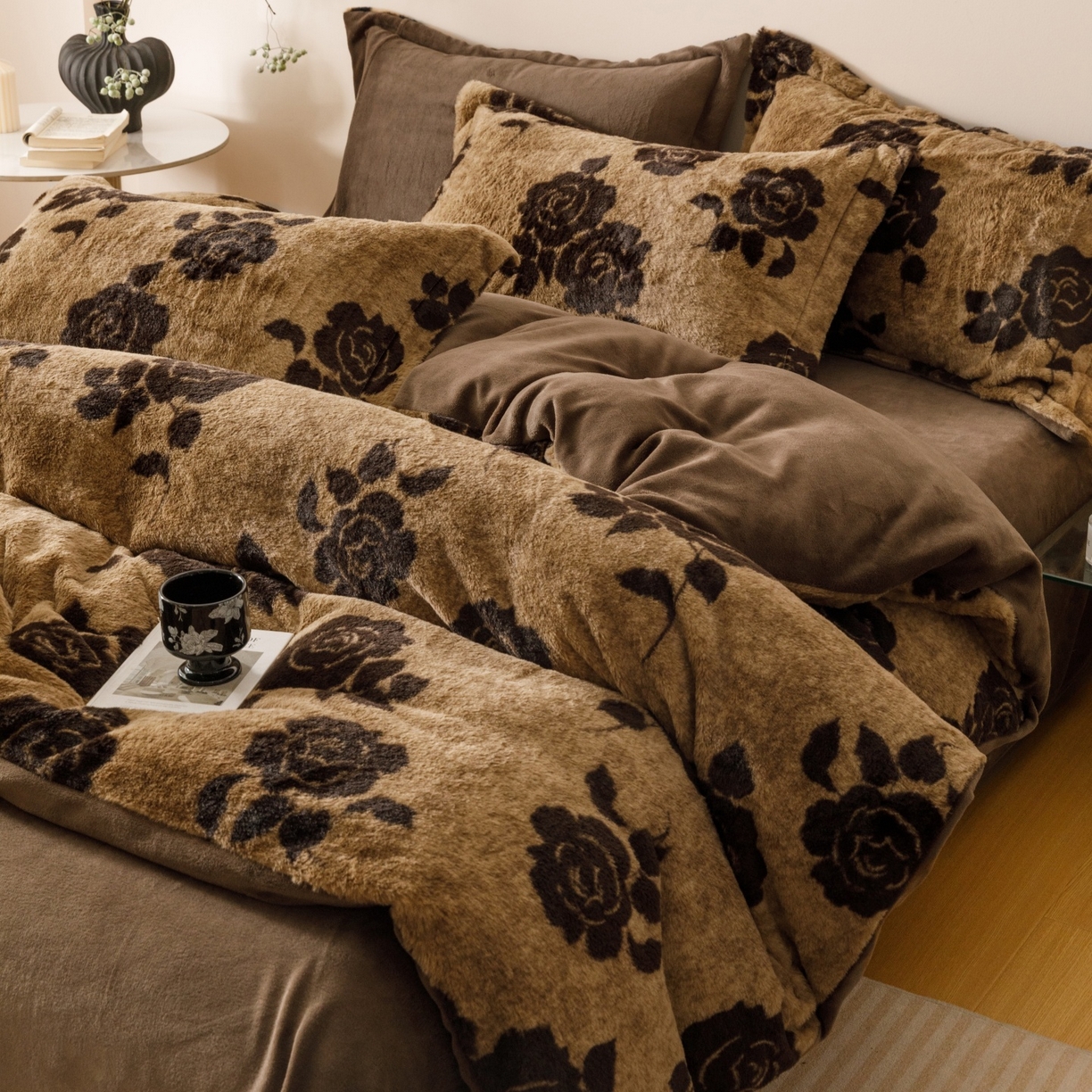 91家纺网 家纺一手货源 找家纺 艾莱家纺 2025新款A类美拉德系兔绒超柔保暖四件套 盛放-咖