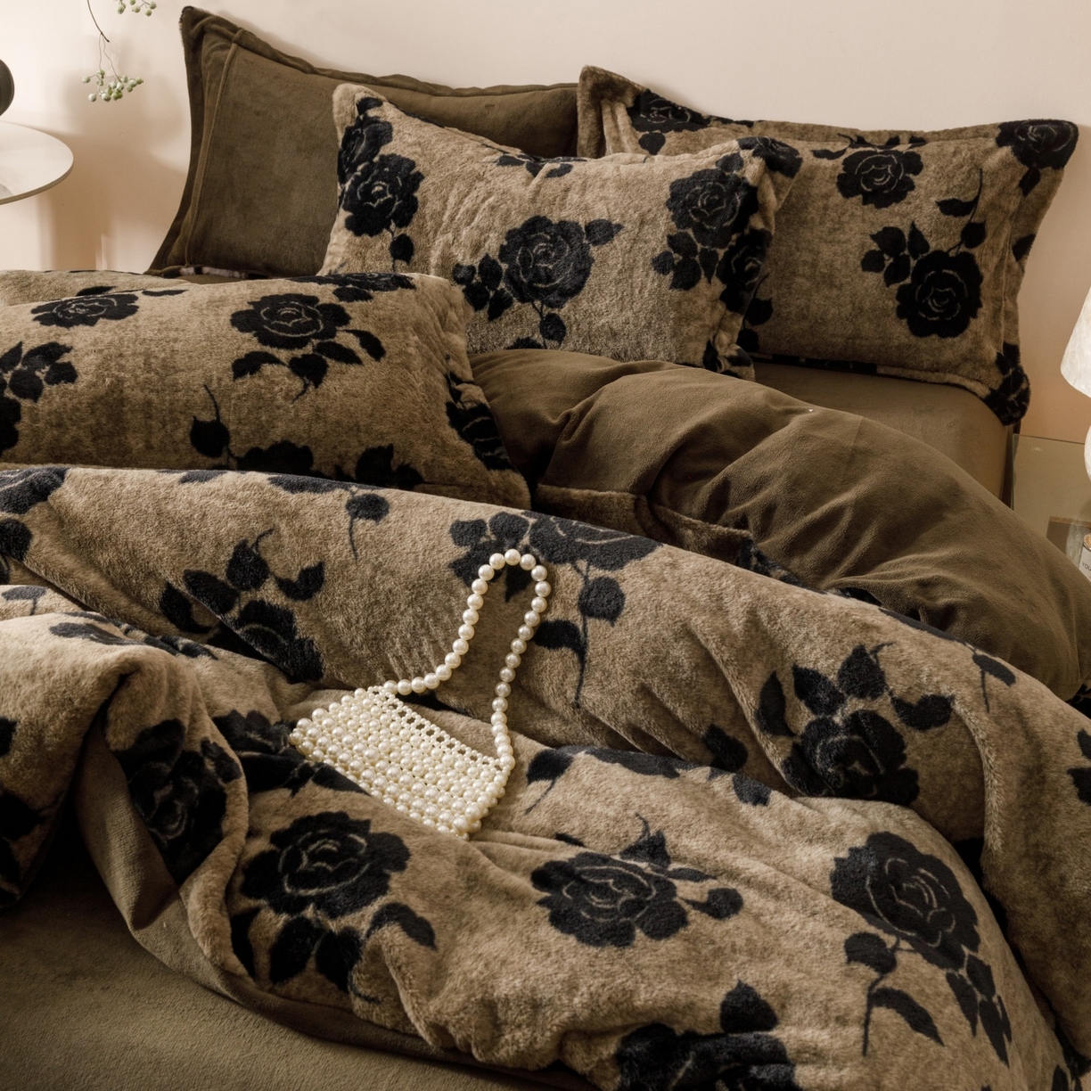 91家纺网 家纺一手货源 找家纺 艾莱家纺 2025新款A类美拉德系兔绒超柔保暖四件套 盛放-灰