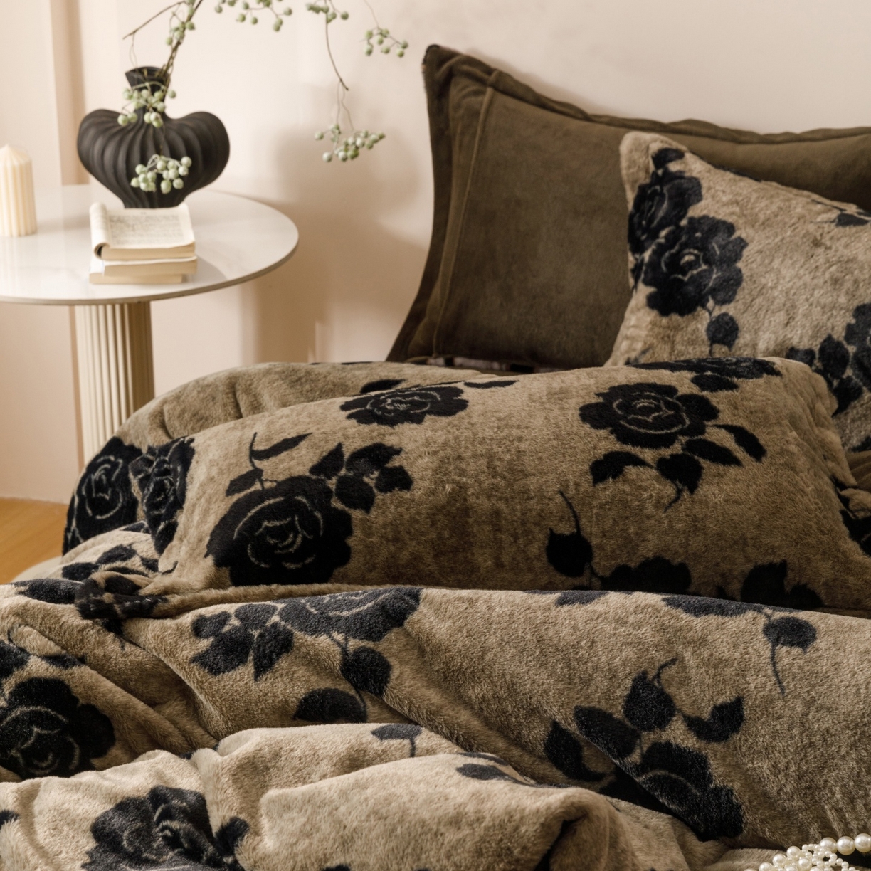 91家纺网 家纺一手货源 找家纺 艾莱家纺 2025新款A类美拉德系兔绒超柔保暖四件套 盛放-灰