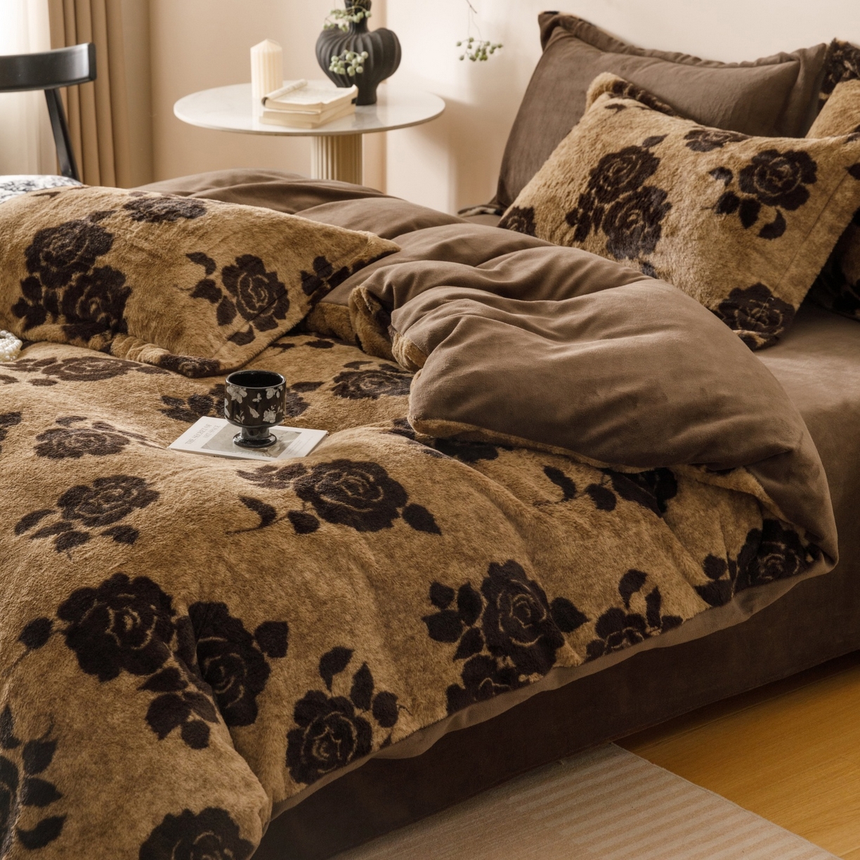 91家纺网 家纺一手货源 找家纺 艾莱家纺 2025新款A类美拉德系兔绒超柔保暖四件套 盛放-咖