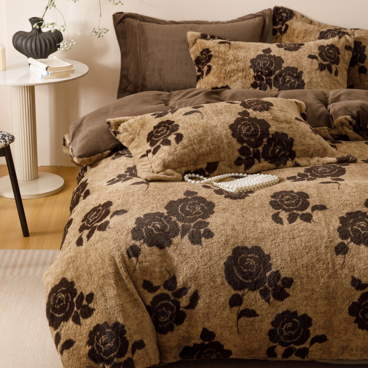 91家纺网 家纺一手货源 找家纺 艾莱家纺 2025新款A类美拉德系兔绒超柔保暖四件套 盛放-咖