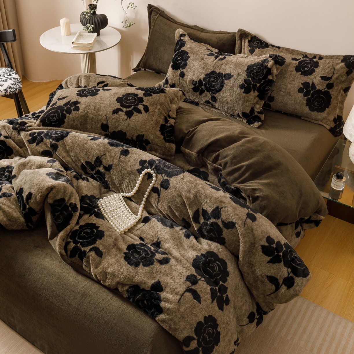 91家纺网 家纺一手货源 找家纺 艾莱家纺 2025新款A类美拉德系兔绒超柔保暖四件套 盛放-灰