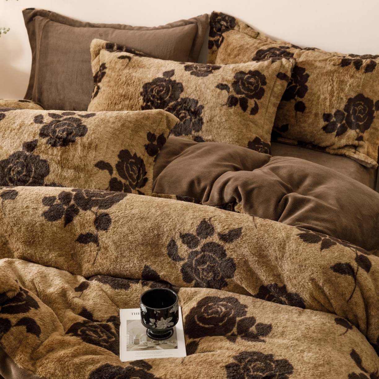 91家纺网 家纺一手货源 找家纺 艾莱家纺 2025新款A类美拉德系兔绒超柔保暖四件套 盛放-咖