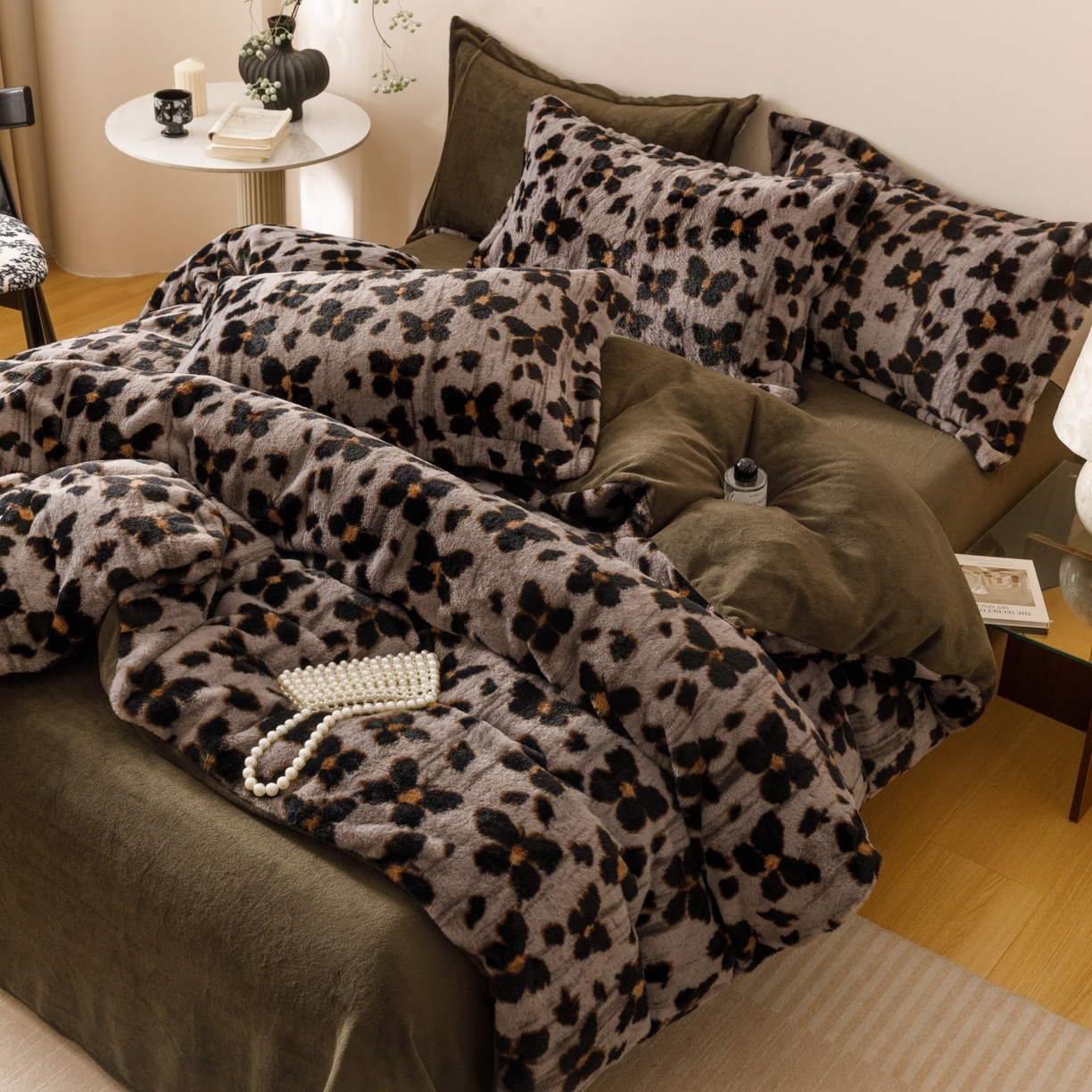 91家纺网 家纺一手货源 找家纺 艾莱家纺 2025新款A类美拉德系兔绒超柔保暖四件套 蝶豹-灰绿