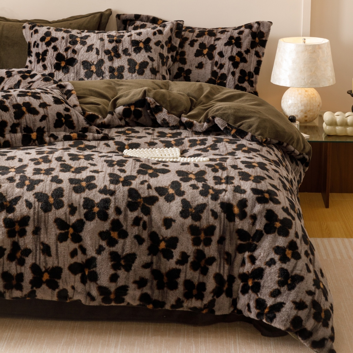 91家纺网 家纺一手货源 找家纺 艾莱家纺 2025新款A类美拉德系兔绒超柔保暖四件套 蝶豹-灰绿