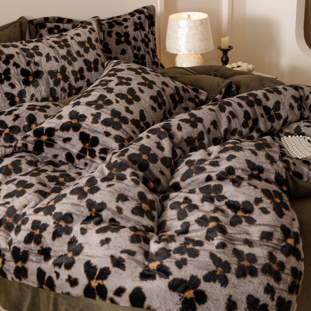 91家纺网 家纺一手货源 找家纺 艾莱家纺 2025新款A类美拉德系兔绒超柔保暖四件套 蝶豹-灰绿