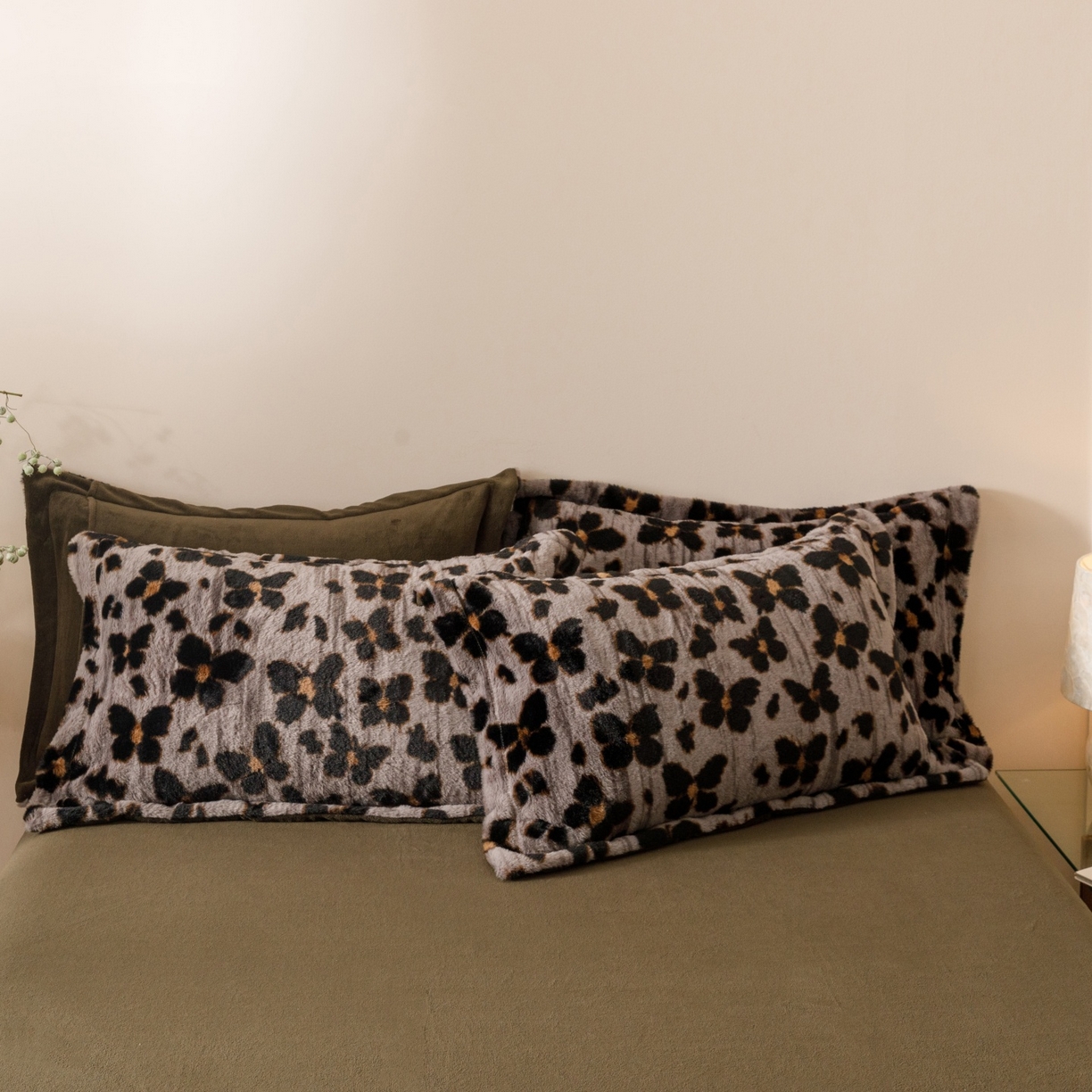 91家纺网 家纺一手货源 找家纺 艾莱家纺 2025新款A类美拉德系兔绒超柔保暖四件套 蝶豹-灰绿