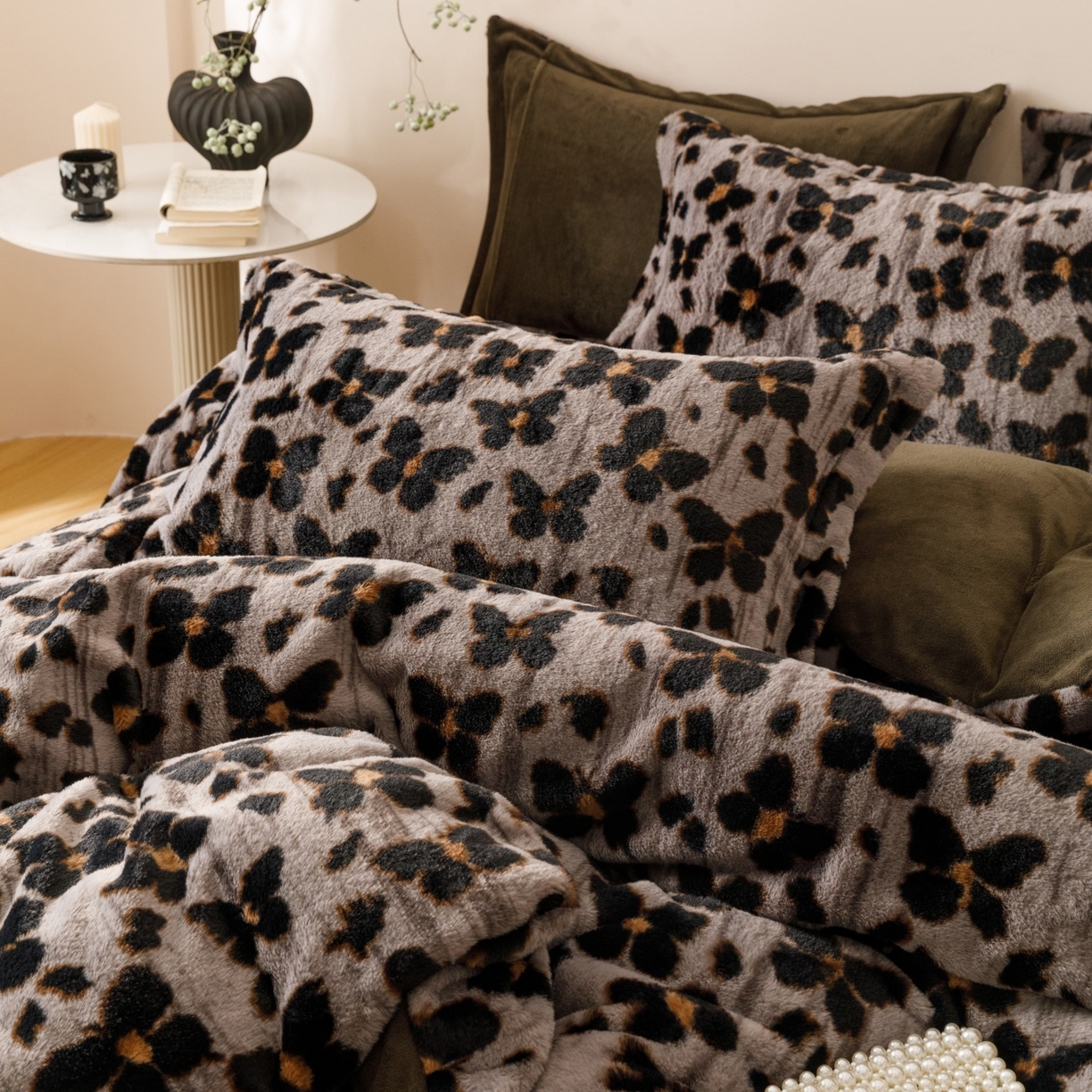 91家纺网 家纺一手货源 找家纺 艾莱家纺 2025新款A类美拉德系兔绒超柔保暖四件套 蝶豹-灰绿