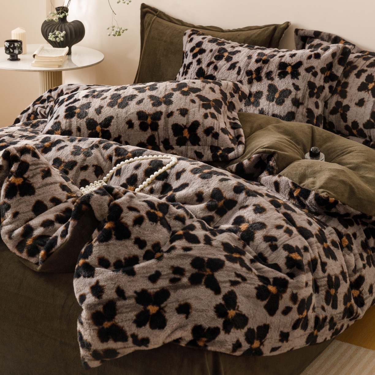 91家纺网 家纺一手货源 找家纺 艾莱家纺 2025新款A类美拉德系兔绒超柔保暖四件套 蝶豹-灰绿