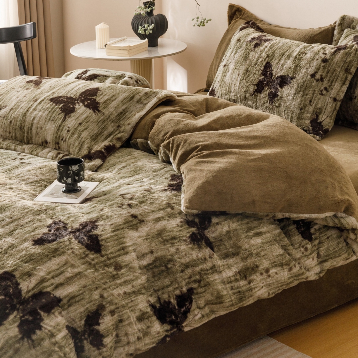 91家纺网 家纺一手货源 找家纺 艾莱家纺 2025新款A类美拉德系兔绒超柔保暖四件套 蝶舞-绿