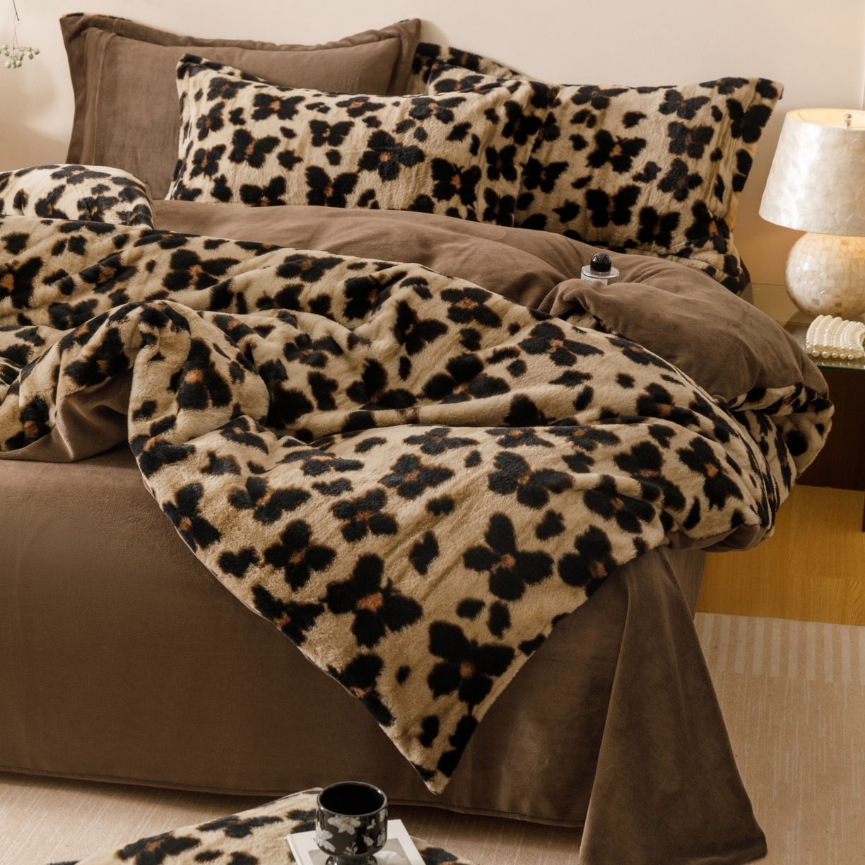 91家纺网 家纺一手货源 找家纺 艾莱家纺 2025新款A类美拉德系兔绒超柔保暖四件套 蝶豹-咖棕