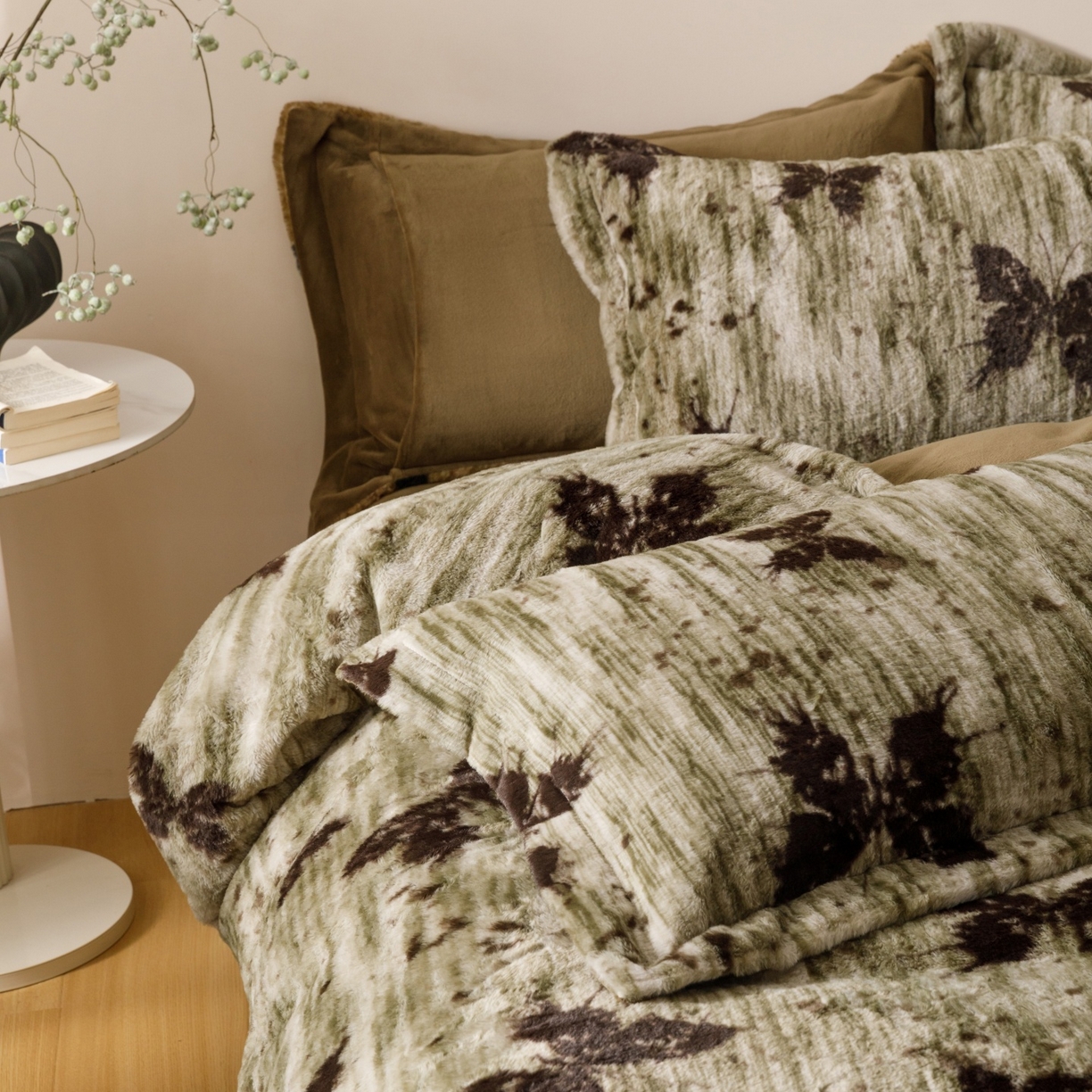 91家纺网 家纺一手货源 找家纺 艾莱家纺 2025新款A类美拉德系兔绒超柔保暖四件套 蝶舞-绿