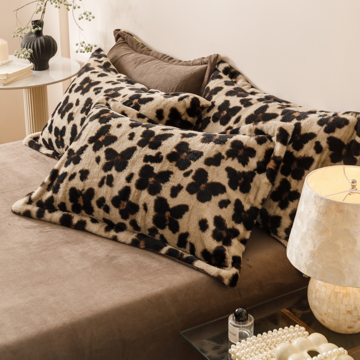 91家纺网 家纺一手货源 找家纺 艾莱家纺 2025新款A类美拉德系兔绒超柔保暖四件套 蝶豹-咖棕