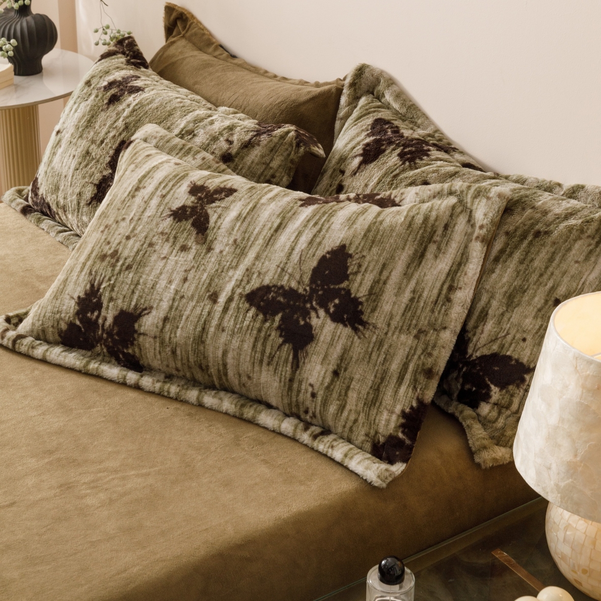 91家纺网 家纺一手货源 找家纺 艾莱家纺 2025新款A类美拉德系兔绒超柔保暖四件套 蝶舞-绿