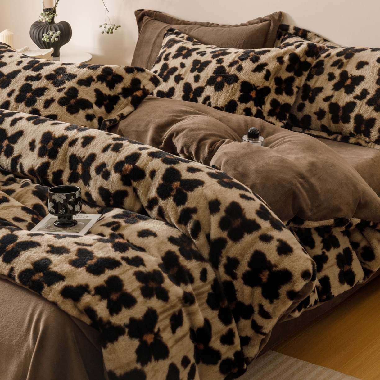 91家纺网 家纺一手货源 找家纺 艾莱家纺 2025新款A类美拉德系兔绒超柔保暖四件套 蝶豹-咖棕