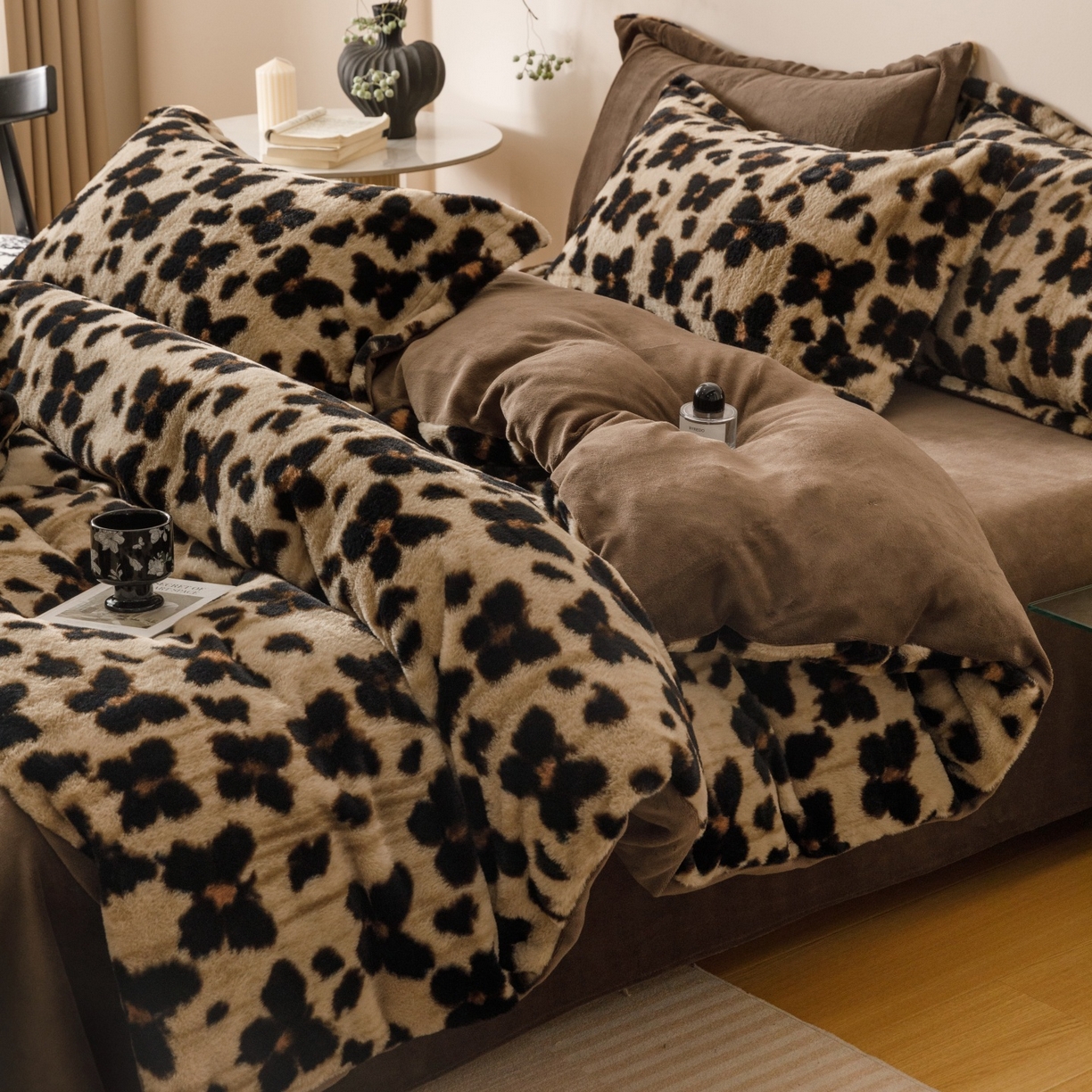 91家纺网 家纺一手货源 找家纺 艾莱家纺 2025新款A类美拉德系兔绒超柔保暖四件套 蝶豹-咖棕